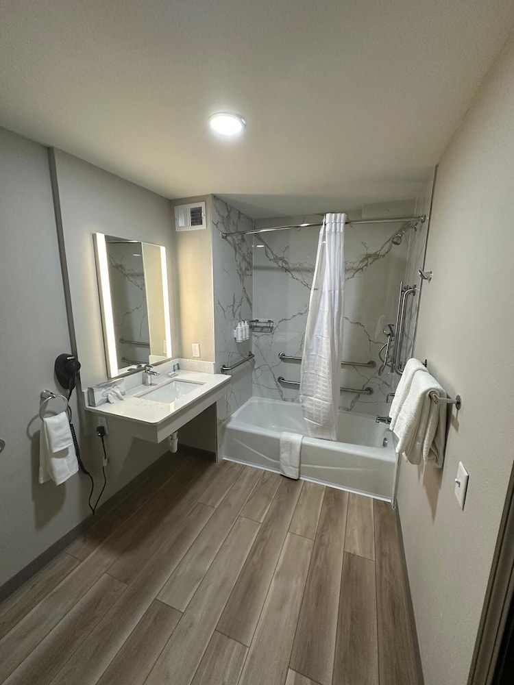Days Inn by Wyndham Mandan Bismarck Area - photo 26