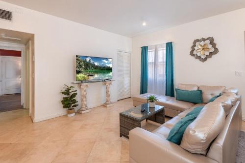 Spacious 2BR Apartment with Full Kitchen & Dining In Beverly Hills — 4-Star Luxury Hotel in Los Angeles, United States
