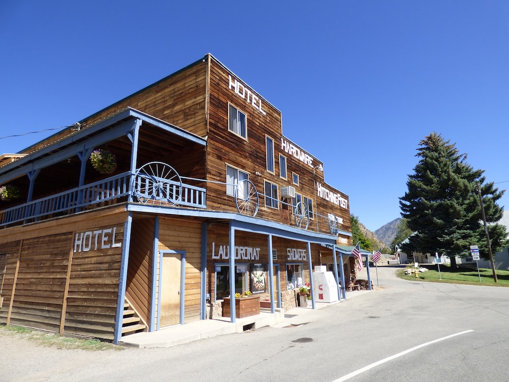The Hitching Post Hotel and Farm Store - last minute hotel in Nitro