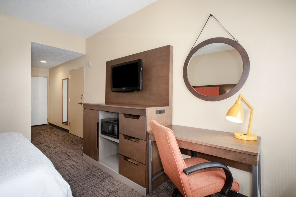 Hampton Inn Jonesboro - photo 18