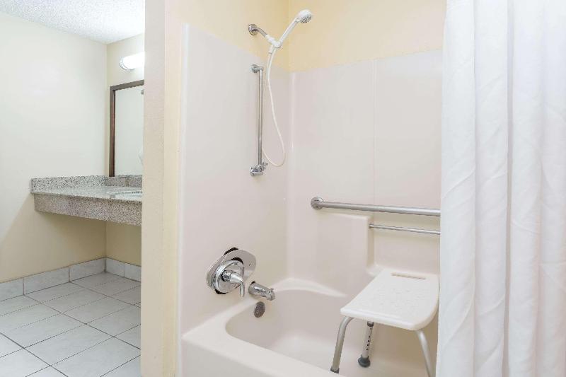 Super 8 by Wyndham Statesboro - photo 4