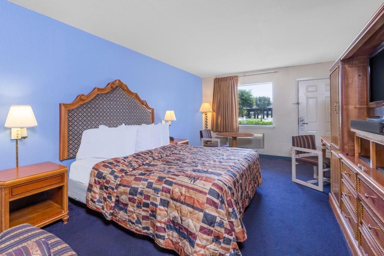 Days Inn by Wyndham San Antonio - photo 5
