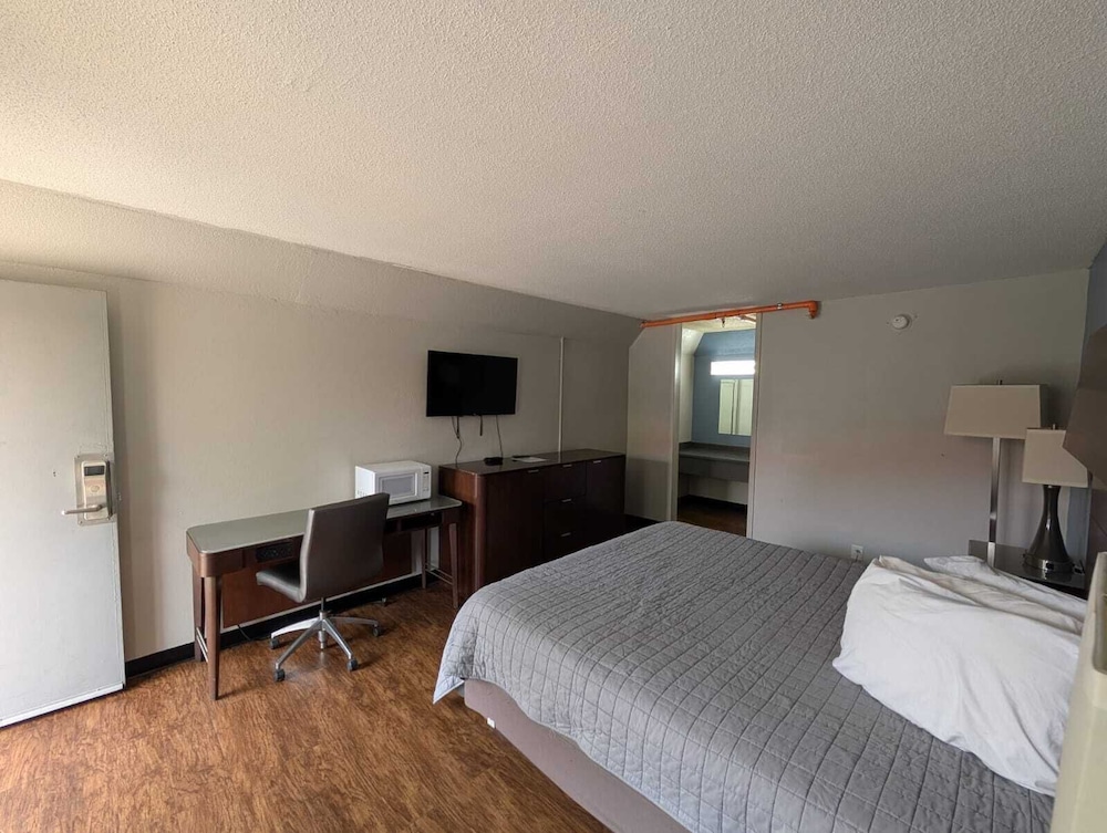 Budgetel Inns & Suites - photo 10