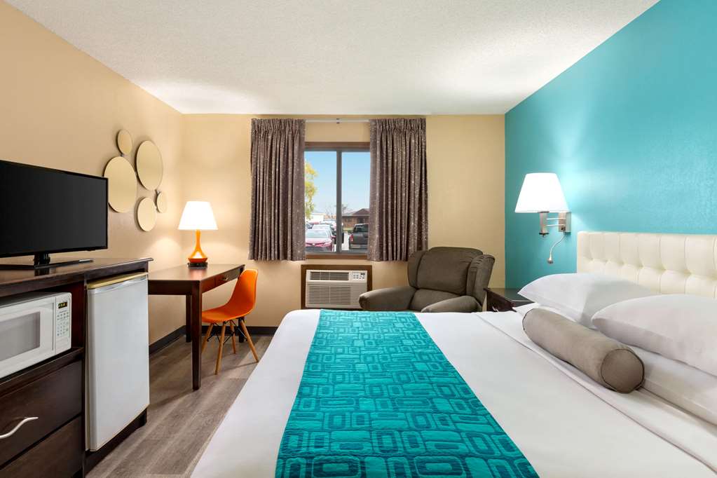Howard Johnson by Wyndham Waterloo Cedar Falls - photo 21