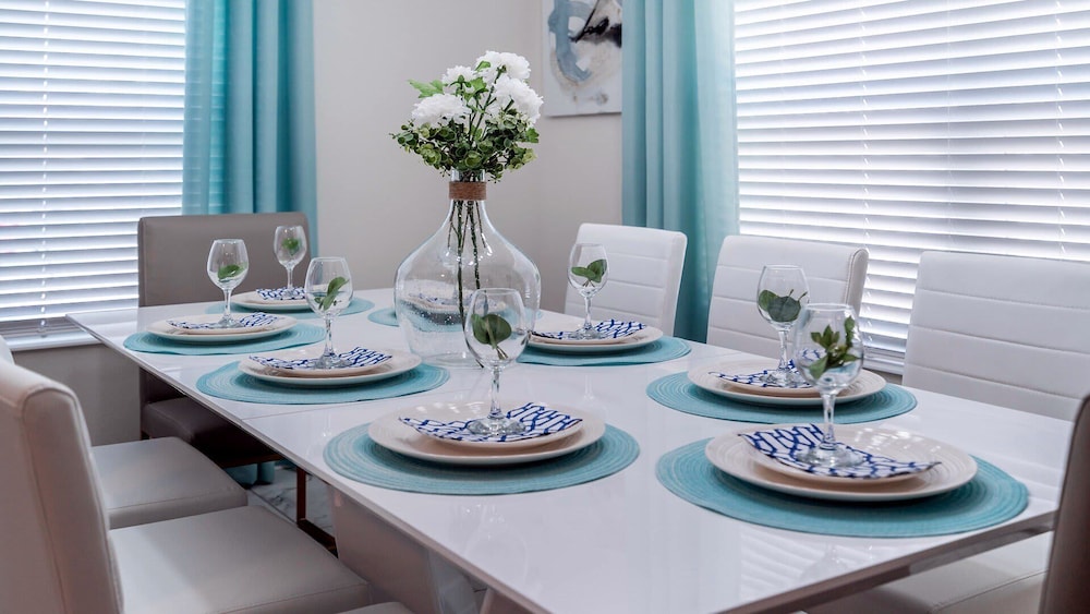 5BR Stylish Championsgatetownhome w Private Pool - featured photo