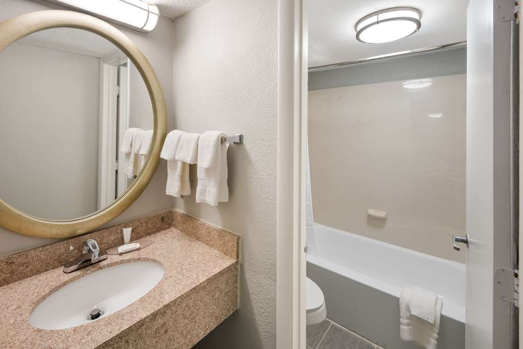 Clarion Pointe Indianapolis Northeast - photo 7