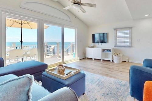 Charming 3 bedroom Beach Front Cottage — 4-Star Luxury Hotel in Milford, United States