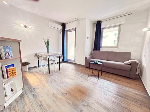 Soleil 4 Pers Hyper Centre Plage 2 Min Terrasse - last minute hotel in Saint-Raphael