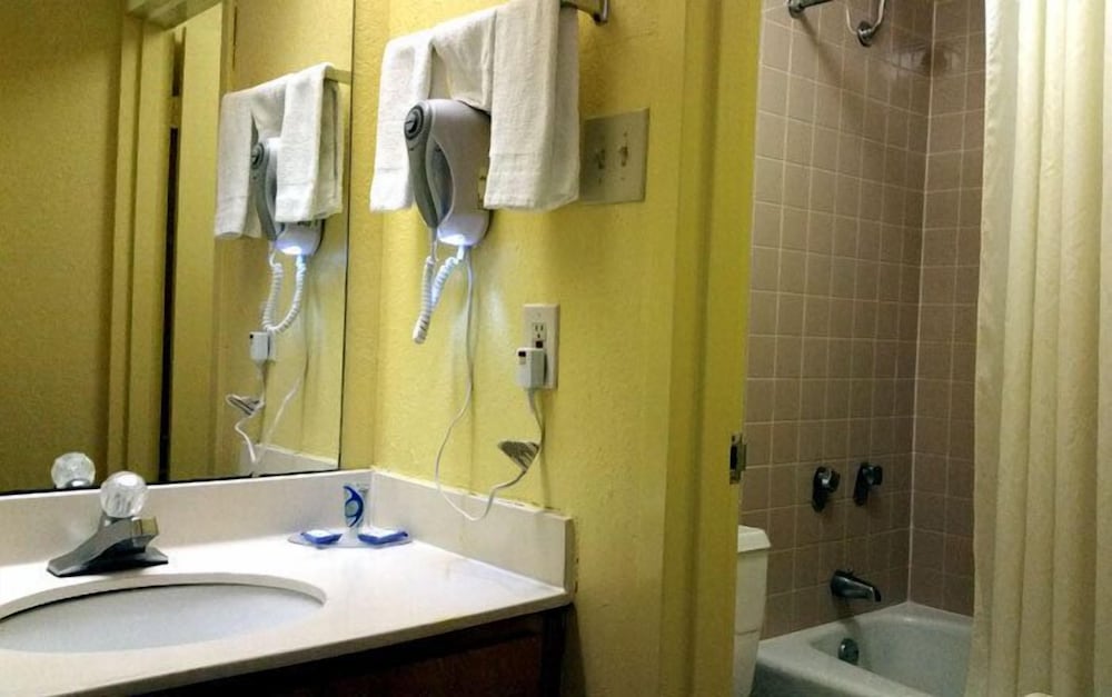 Relax Inn & Suites - photo 9