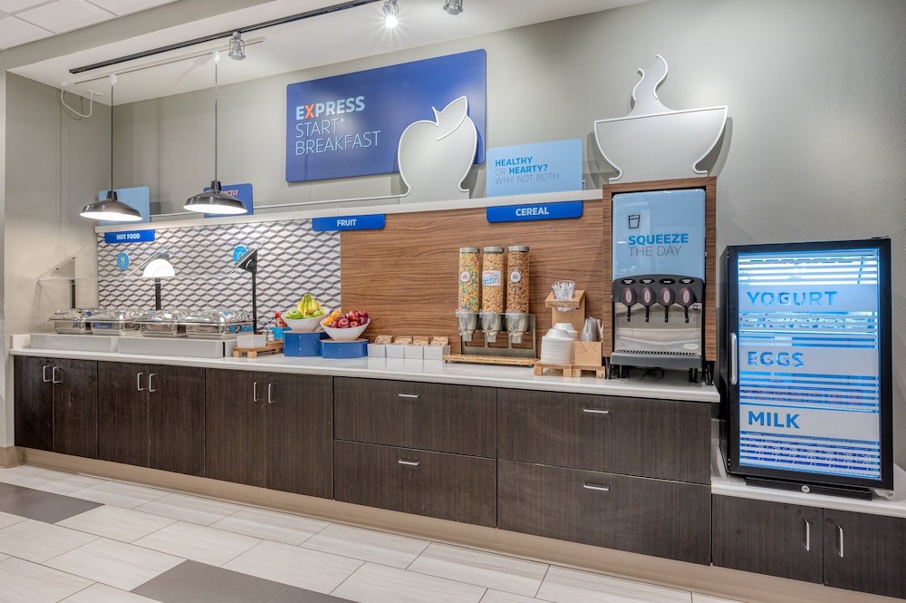 Holiday Inn Express & Suites St. Louis Chesterfield by IHG - photo 36