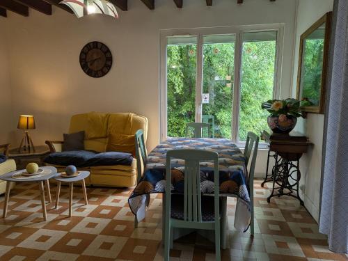 Gite Independant Avec Terrasse Et Acces Direct Au Lac Fr 1 590 223 — Dampierre En Burly