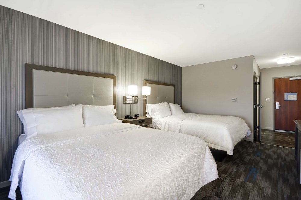 Hampton Inn & Suites Los Angeles Burbank Airport - photo 13