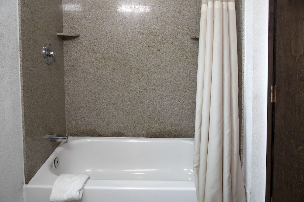 Harbor Inn & Suites - photo 42