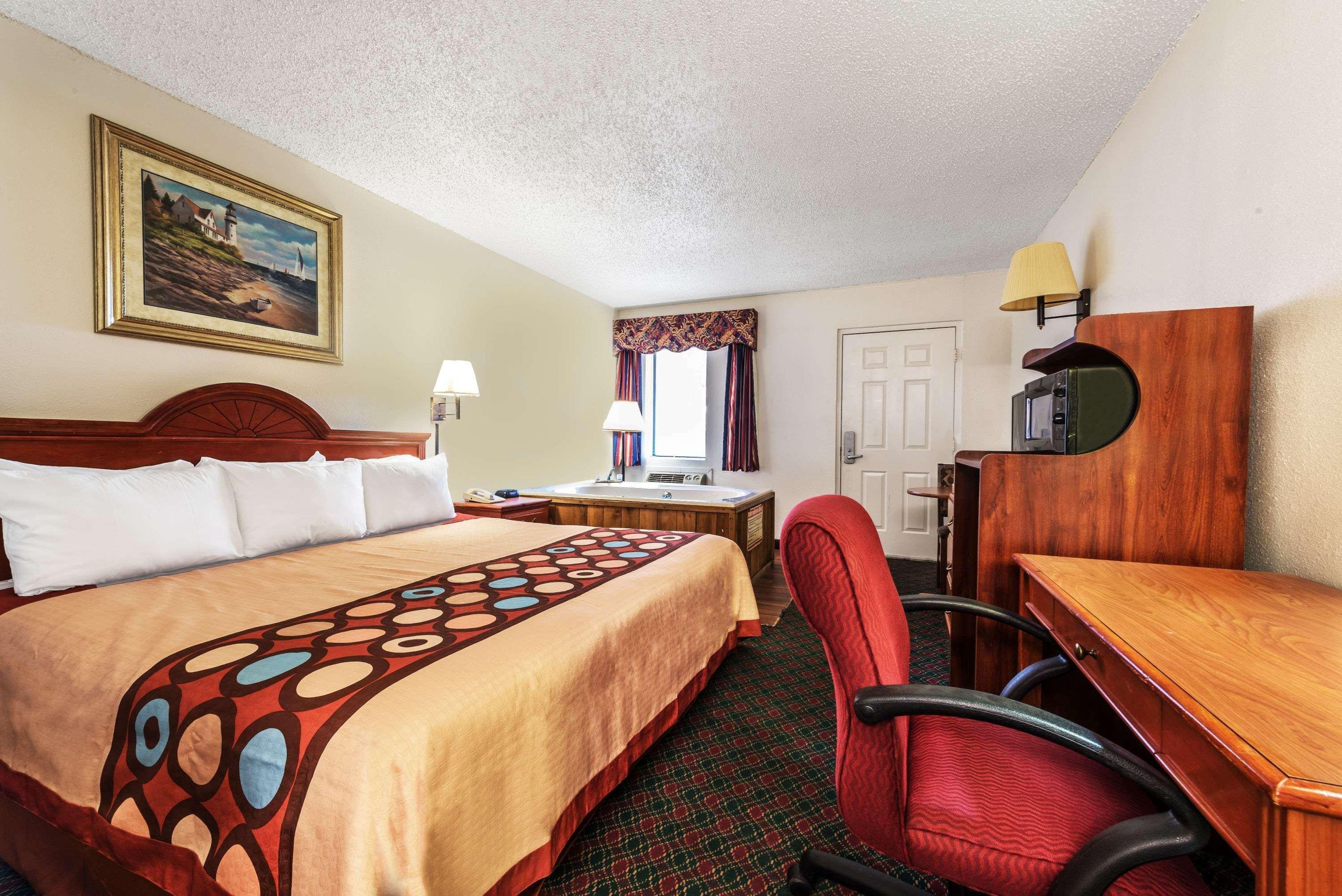 Super 8 by Wyndham Eastland - photo 8