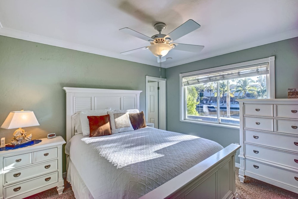 Peacock Bungalow Right — 4-Star Luxury Hotel in Siesta Key, United States