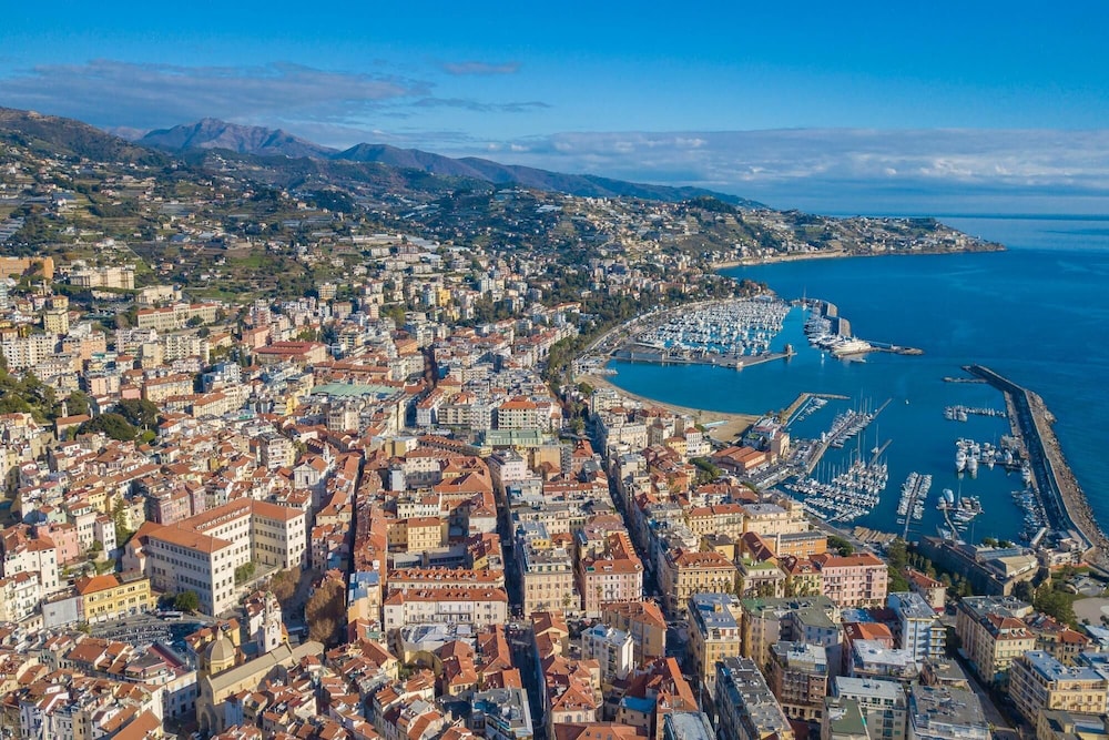Villa Lucia Riviera dei Fiori Pool — 4-Star Luxury Hotel in San Remo, Italy