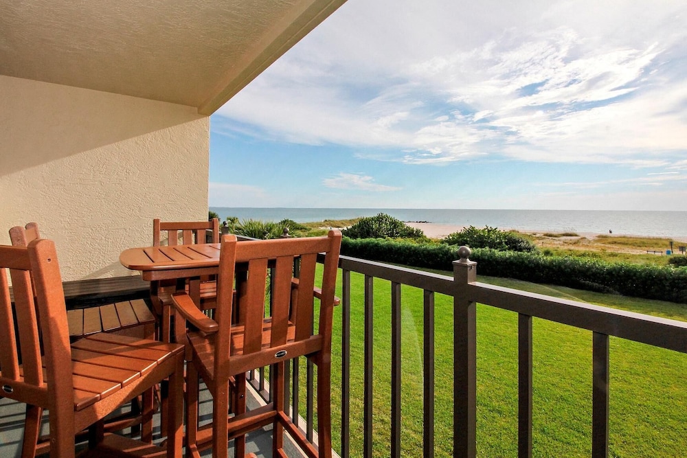 Land's End 7 306 Beach Front Premier — 4-Star Luxury Hotel in Saint Pete Beach, United States