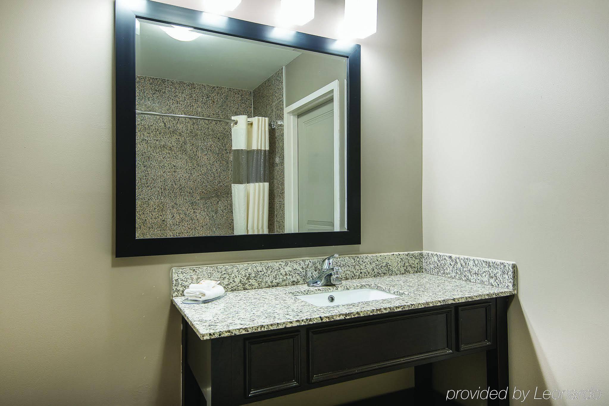 La Quinta Inn & Suites by Wyndham Brooklyn East - photo 29