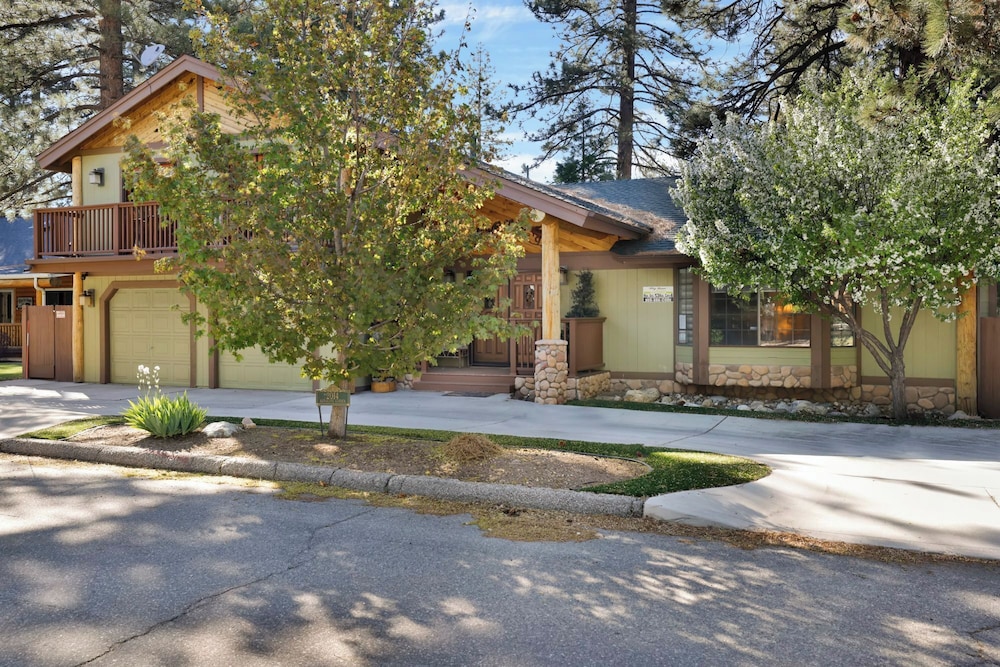 Bear Stone 686 by Big Bear Vacations in Big Bear Lake, United States