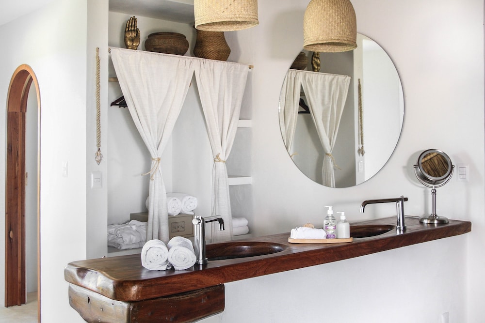 Bathroom sink