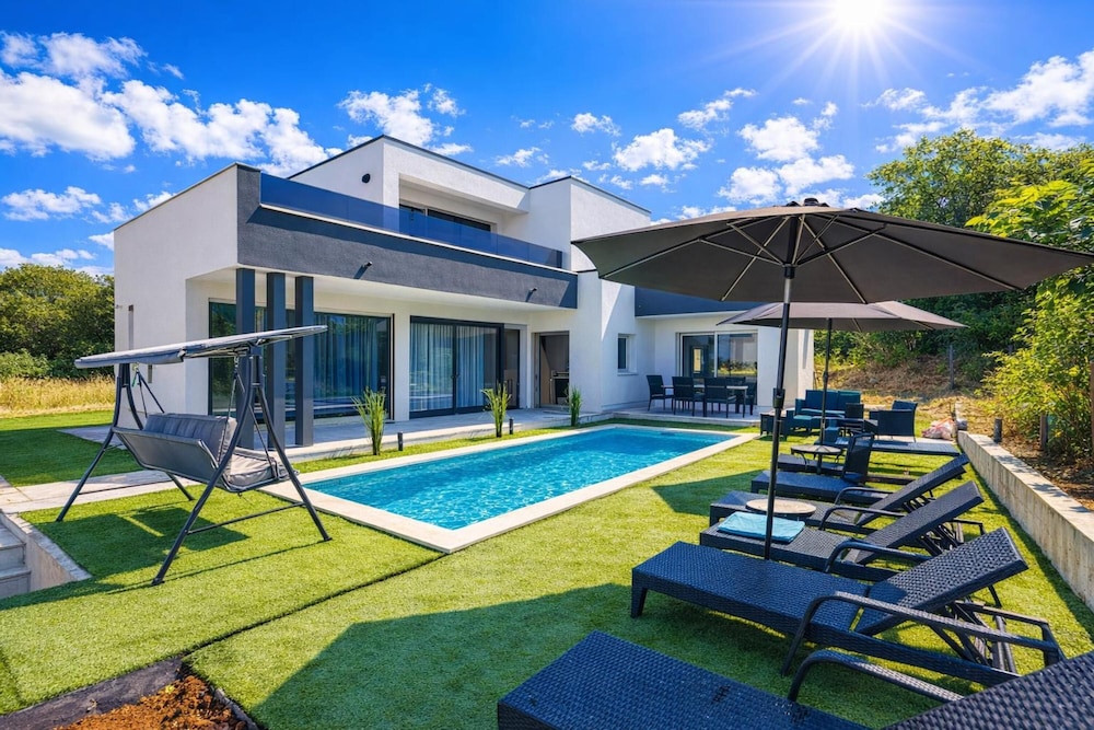 Villa Samara with Pool Happy Rentals — 4-Star Luxury Hotel in Pula, Croatia