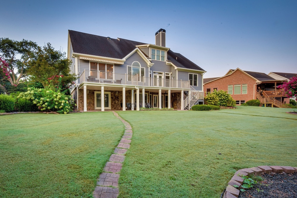 Grand Lakefront Home in Hartwell with Game Room — 4-Star Luxury Hotel in Hartwell, United States