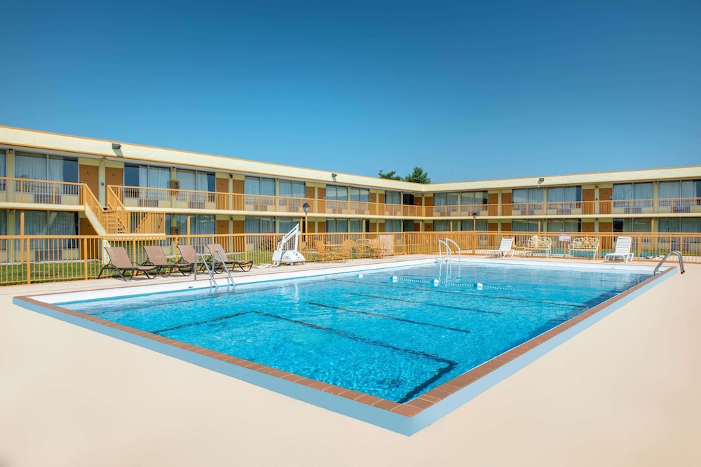 Days Inn by Wyndham Salem - photo 28