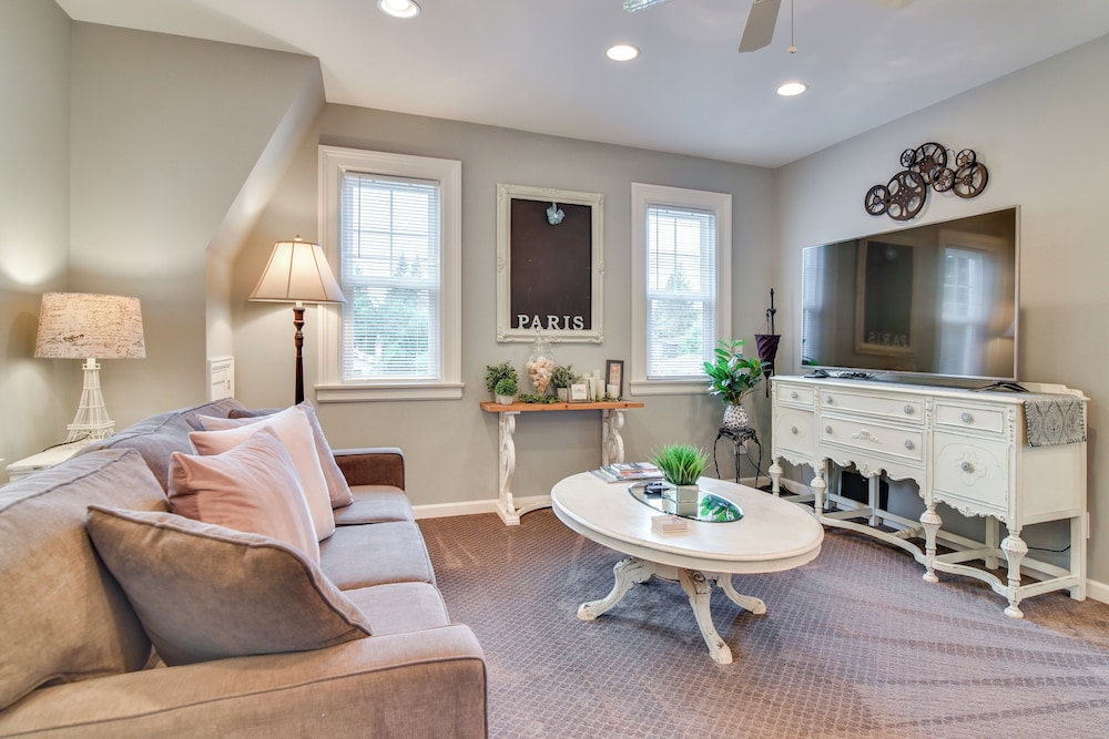 2 Mi to Bay Park Charming Milwaukie Getaway — hotel in Milwaukie