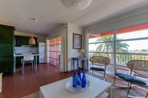 Gran terraza con vistas al mar — 4-Star Luxury Hotel in Maspalomas, Spain