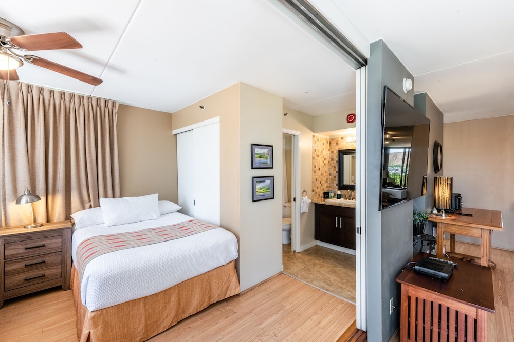 Spacious 14th Floor Corner Suite Partial Diamond Head and Ocean Views FREE Parking by Koko Resort Vacation Rentals - photo 6