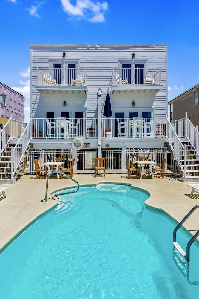 Gulf Shores Duplex Beachfront Pool 4bd in Gulf Shores, United States