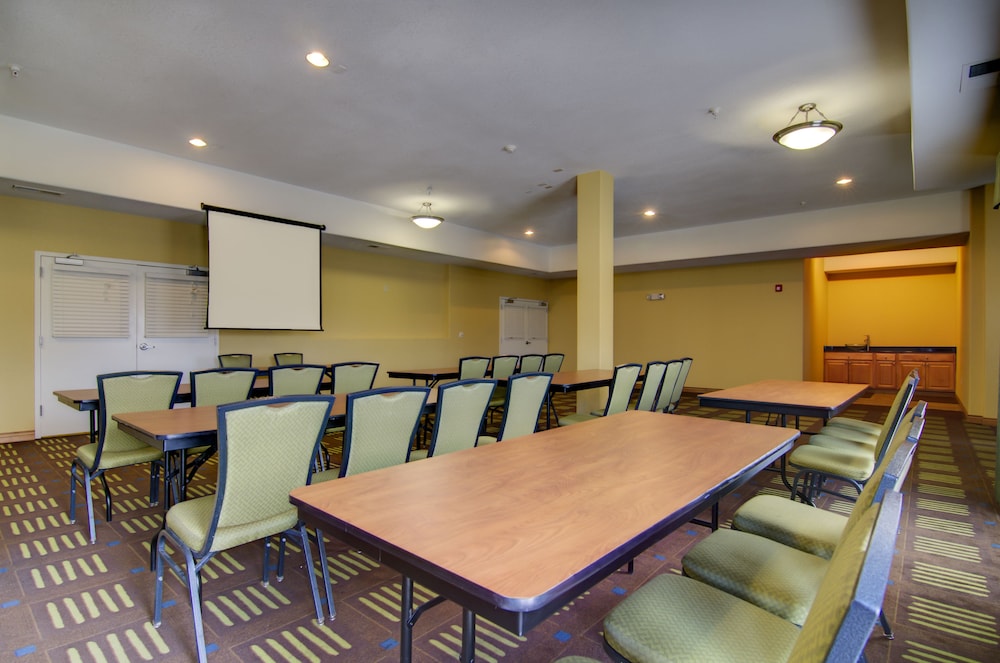 Holiday Inn Express Hotel & Stes Kansas City Sports Complex by IHG - photo 47