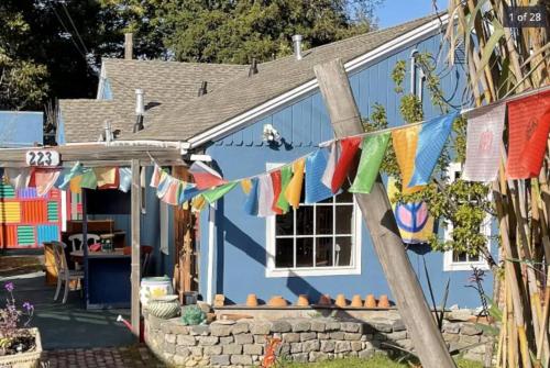 Santa Cruz Style Beach retreat 5min walk to beach — 4-Star Luxury Hotel in Santa Cruz, United States