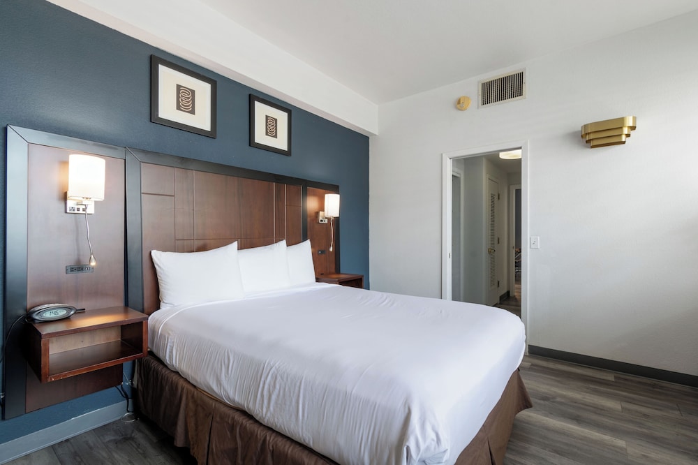 Lions Gate Hotel - photo 19