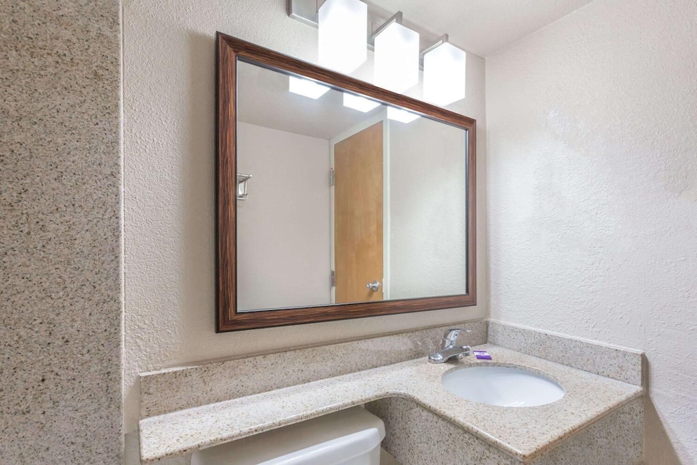 Breeze Inn & Suites - photo 14
