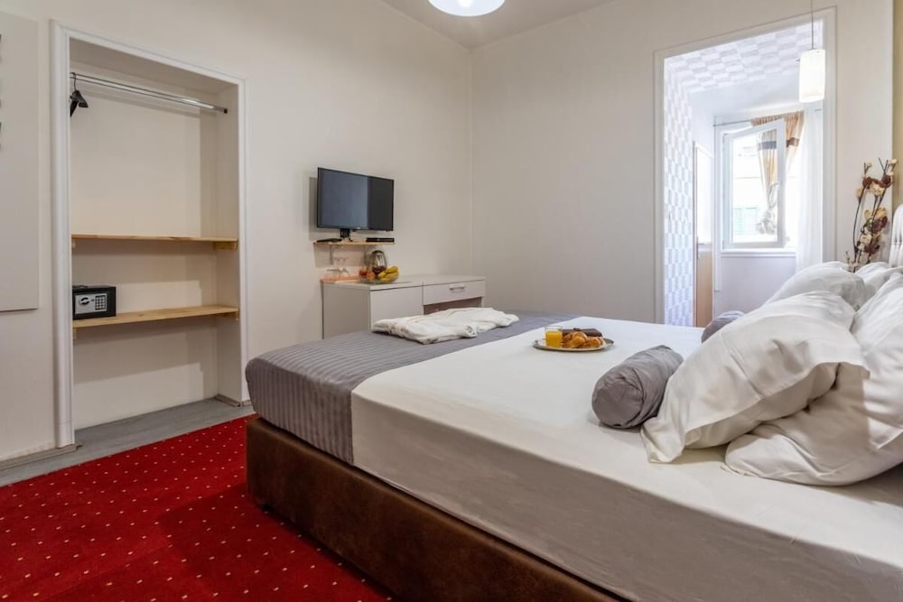 Spacious Deluxe Room Hotel Rose — Split — photo 3