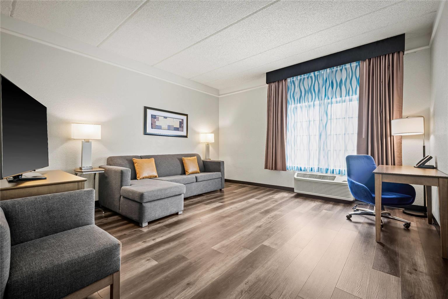 La Quinta Inn & Suites by Wyndham Miami Airport West - photo 34