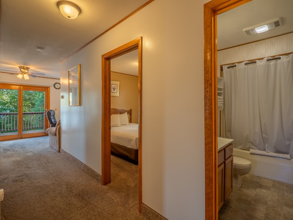 Lake 'N Pines Motel - photo 20