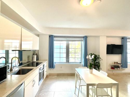 Beachfront Apt in Carlyle Hotel on Ocean Drive in Miami Beach, United States