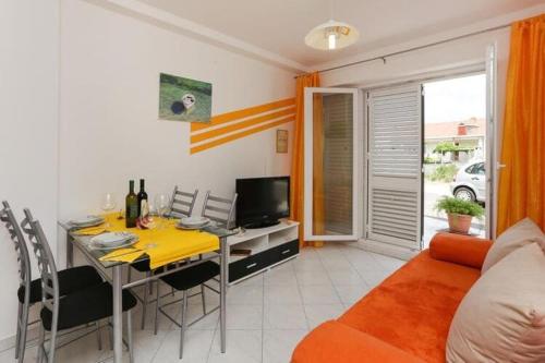 Apartments Pojko One Bedroom Apartment with Terrace Yellow