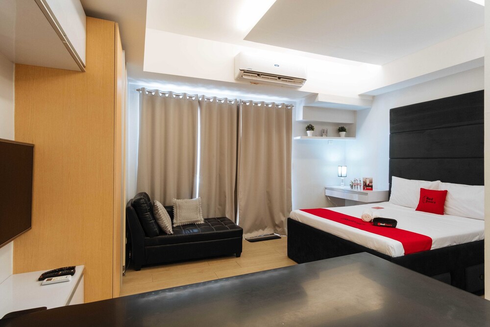 RedDoorz Premium @ Venice Luxury BGC 2 in Taguig, Philippines
