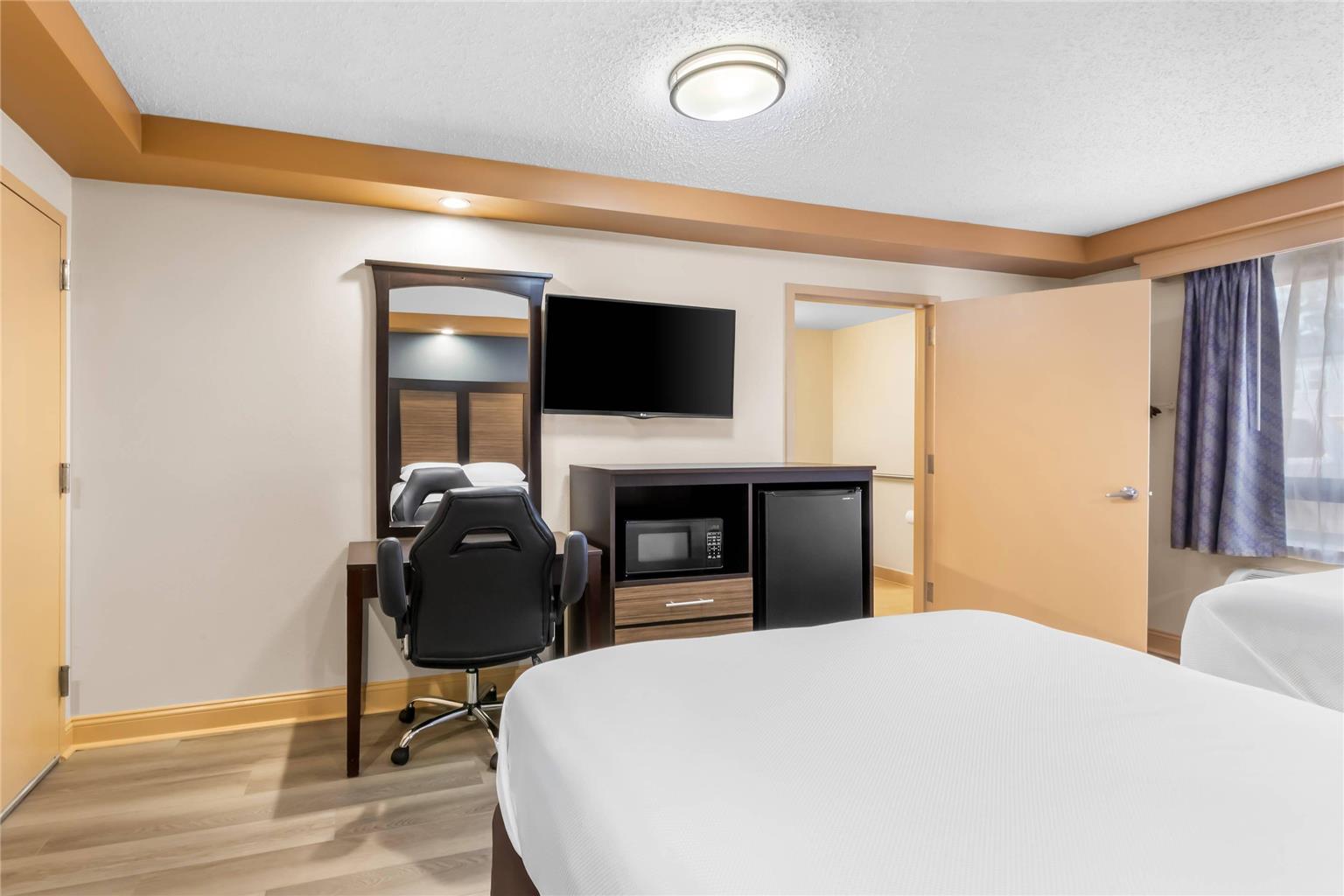 Econo Lodge Woodbridge - photo 18