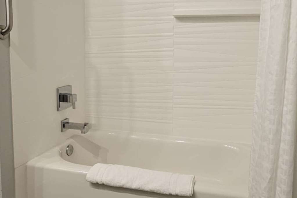 Edgewater Inn and Suites an Ascend Collection Hotel - photo 44
