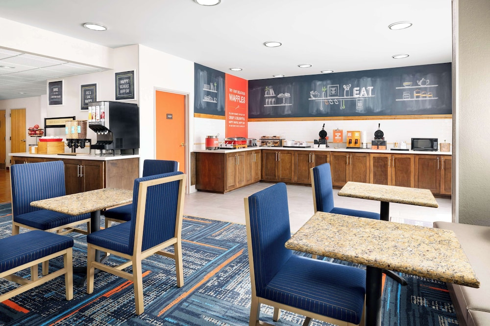 Hampton Inn Laredo - photo 21