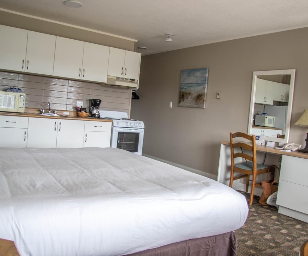 The Cedarwood Inn Suites — North Saanich