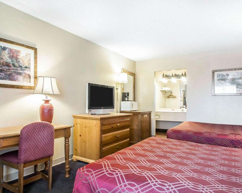 Econo Lodge Springfield I 44 - photo 8