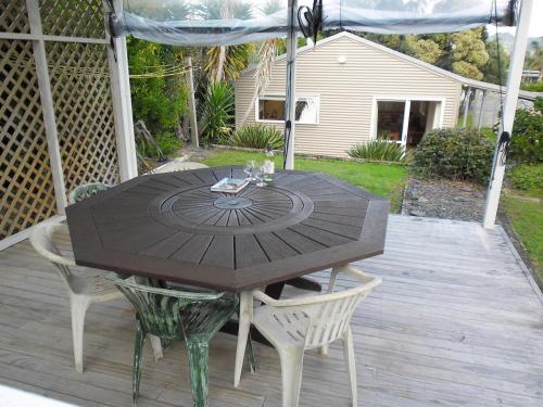 Ocean Beach Honey Tairua Holiday Home — 4-Star Luxury Hotel in Tairua, New Zealand