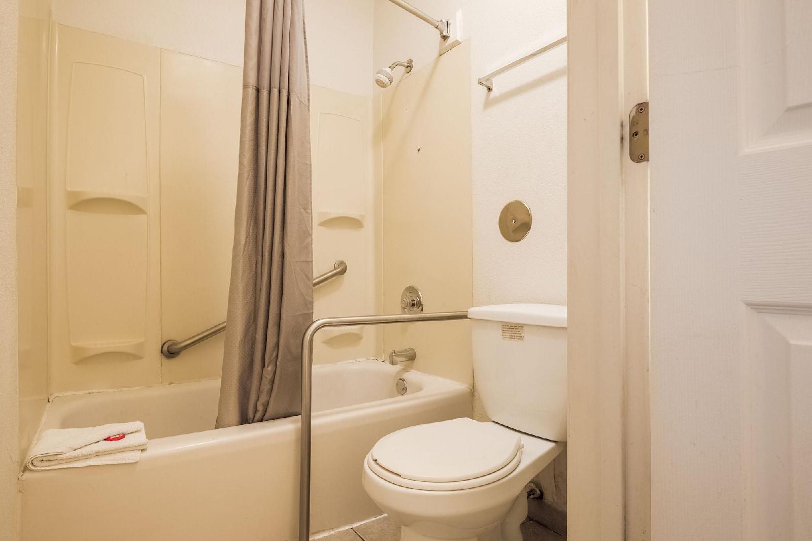 OYO Hotel St. Louis Lambert Airport - photo 20
