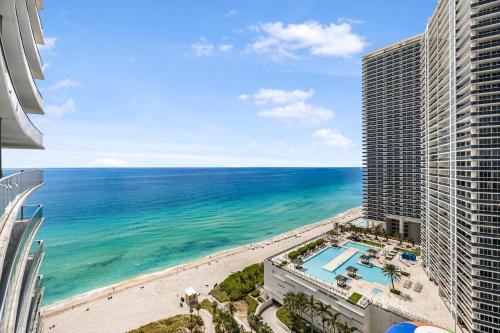 Elegant Beachfront Condo Offering Stunning Views — 4-Star Luxury Hotel in Hollywood, United States