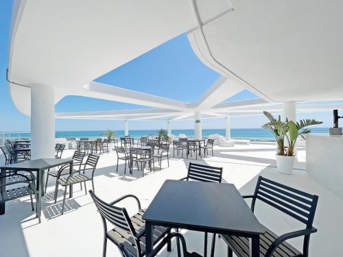 Global Properties Apartamento con terraza y vistas al mar y a la montaA a — 4-Star Luxury Hotel in Canet D'en Berenguer, Spain
